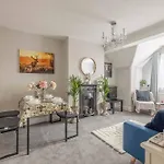 2 Bed, 2Bath Apartment, Walk To Windsor Castle!