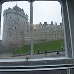 Central Windsor Apartment Facing The Castle