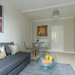Central Windsor Apartment Facing The Castle
