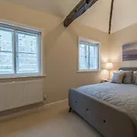 Central Windsor Apartment Facing The Castle