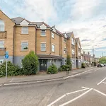 Modern Apartment Within Short Walk Of The Castle, High Street And Long Walk - Free Parking
