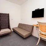 OYO Vale Lodge