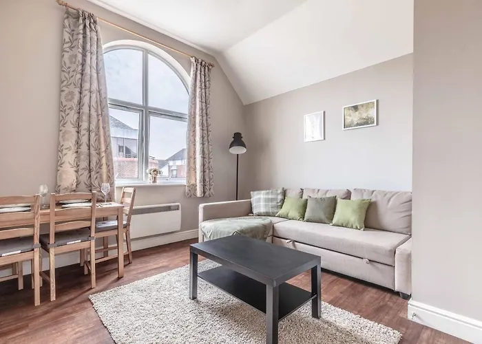 Cosy Central Windsor Apartment & Free Parking!