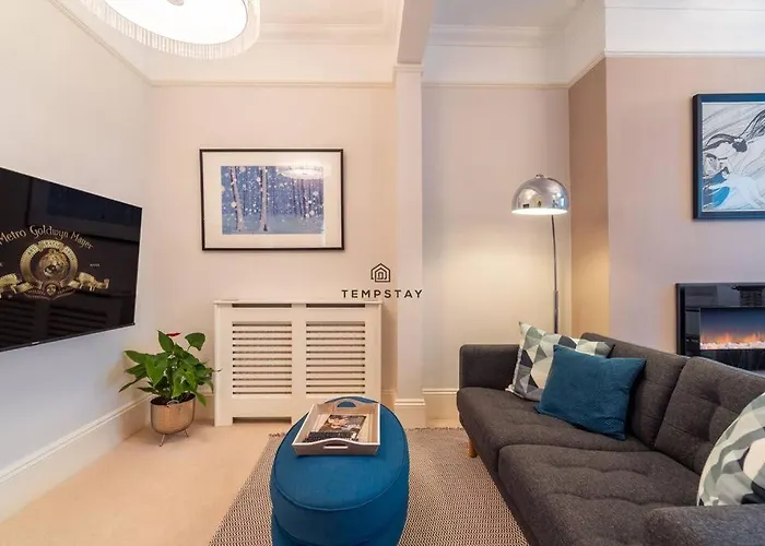 5 Min To Castle & Shops - Charming Character Home