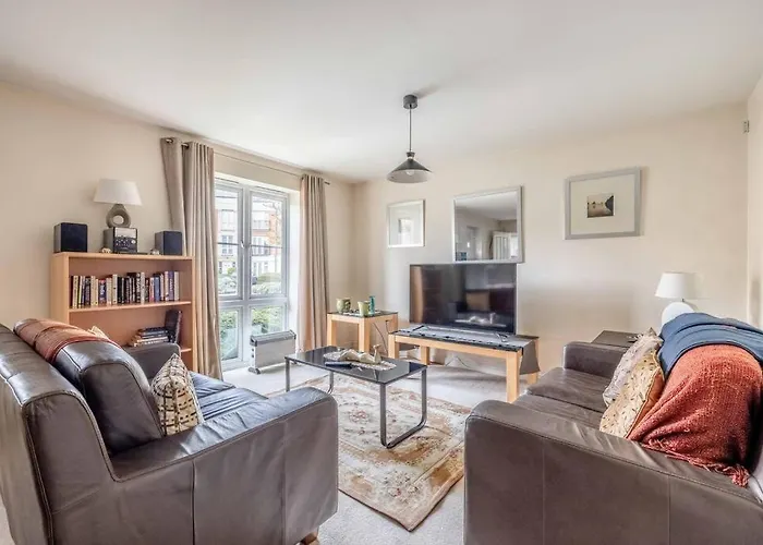 Cosy 2 Bed 2 Bath Central Windsor & Parking