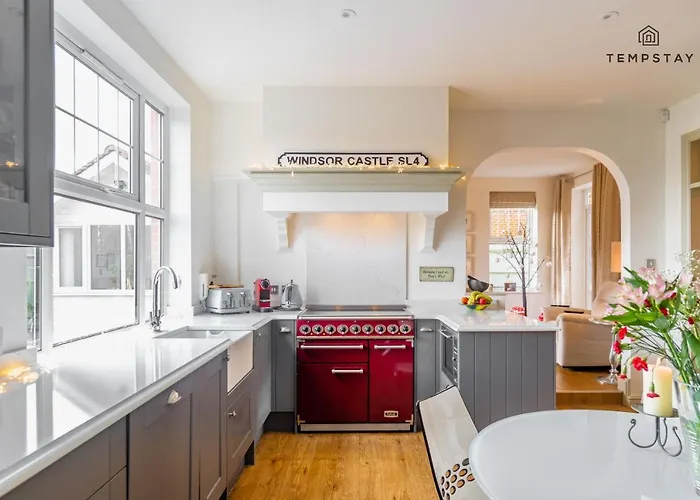 Luxury Home - Central Windsor, Gated Parking