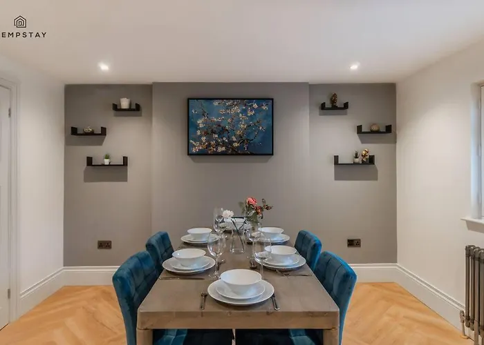 Stylish Home With Free Parking - 10 Mins To Legoland!