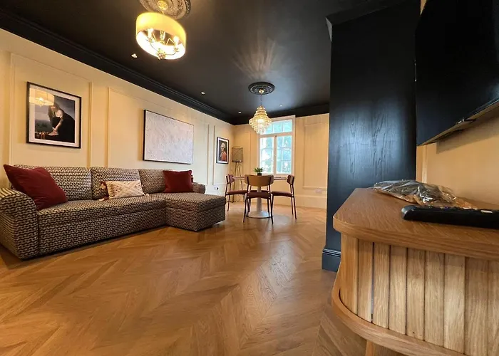 Stay In Style Opposite Windsor Castle & Free Parking