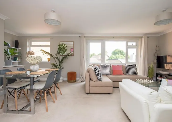 Pass The Keys Stylish 2 Bedroom Flat Apartment With Free Parking In Windsor