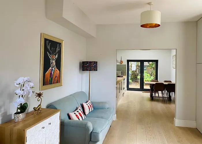 Delightful 2 Bedroom House Central Windsor