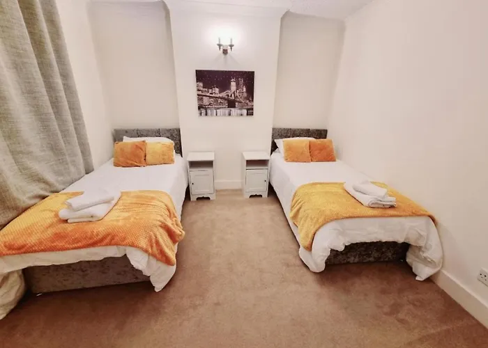 Inviting 2-Bed Cottage In Windsor