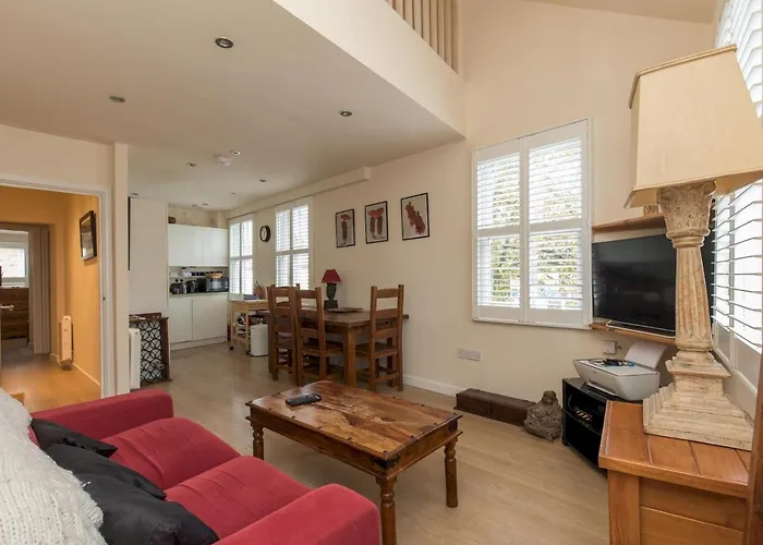 Pass The Keys Central 6 Sleeper 2 Storey Flat In Windsor