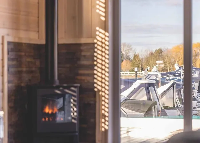 Stylish Lodge At Windsor Racecourse Marina