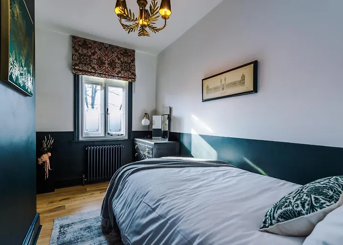 Unforgettable, Stunning Home In Windsor By Casa By Grace, Near Legoland, Perfect For Large Groups, Pet Friendly, Free Parking, Sleeps 7-9!