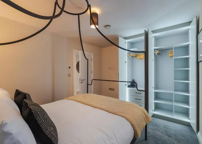 Modern 2 Bed Apartment - Allocated Parking