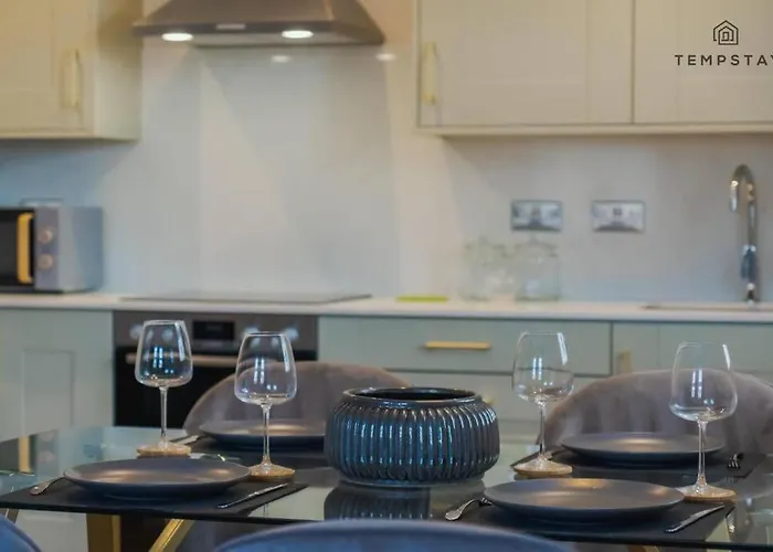 Stylish 2 Bed 2 Bath Apartment - Allocated Parking