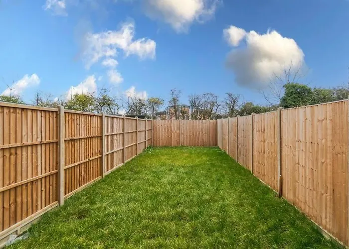 3Br Retreat, Allocated Parking, Private Garden