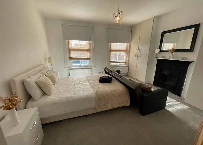 A Lovely Three Bedroom House In Windsor