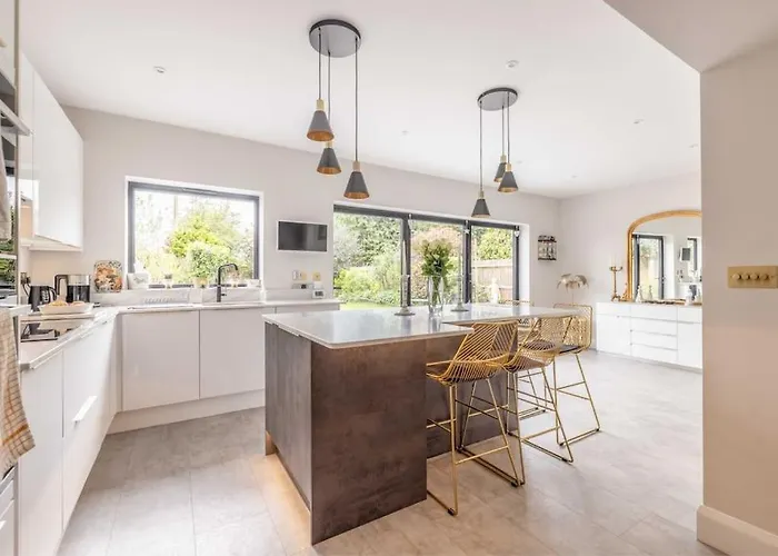 Windsor Charm : Spacious 3-Bed, Parking & Garden