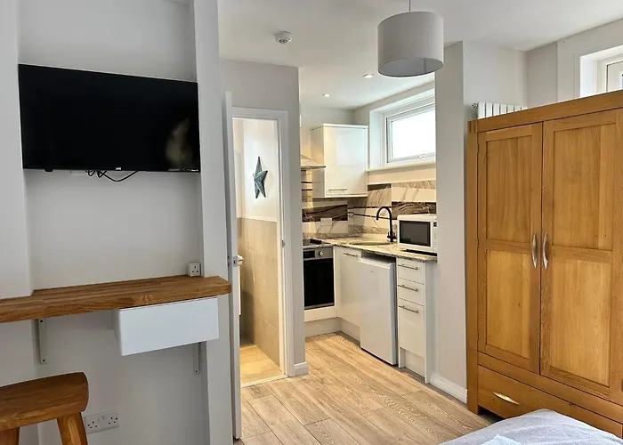 Studios 4&5 - Dedworth Road, Windsor