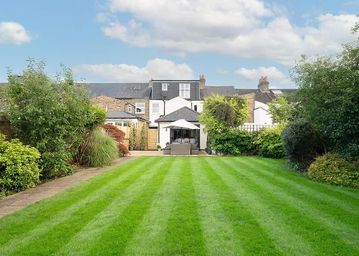 Luxury Family Home In Central Windsor With Large Garden, Games Room, Office, Parking & Pet-Friendly