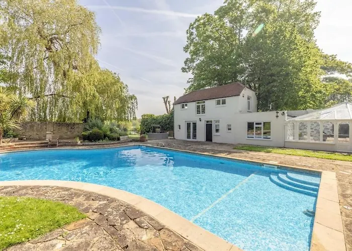 Riverside Gem, 2 Homes, Heated Pool, Hot Tub & Sauna