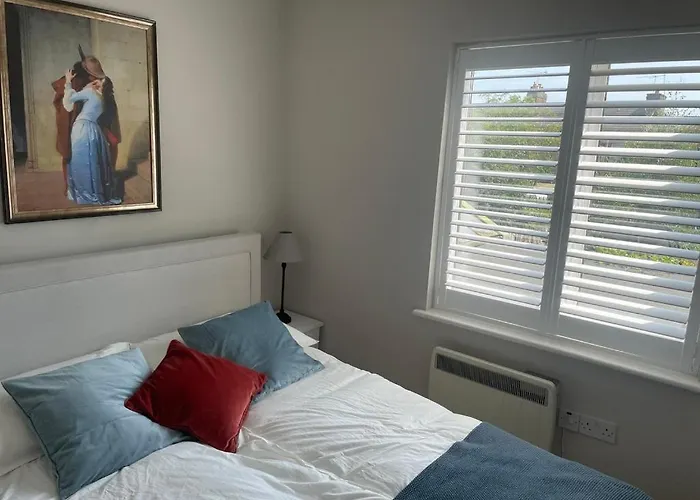 2 Bedroom House In Central Windsor - The Town