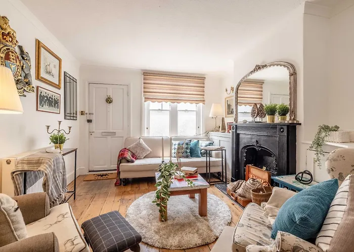 Royal Windsor Castle Cottage With Alfresco Dining And Parking Sl4 2 Bed 1 Bath Characterful