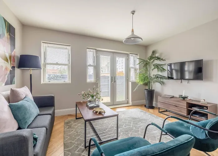 Modern 2 Bed Oasis - Private Parking & Garden