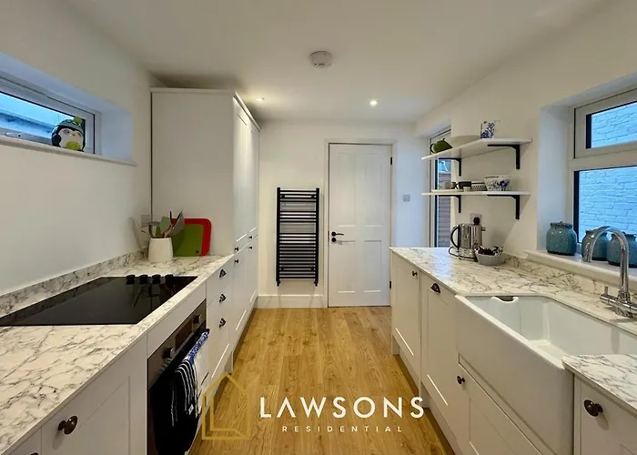 Charming Living By Lawsons With Parking