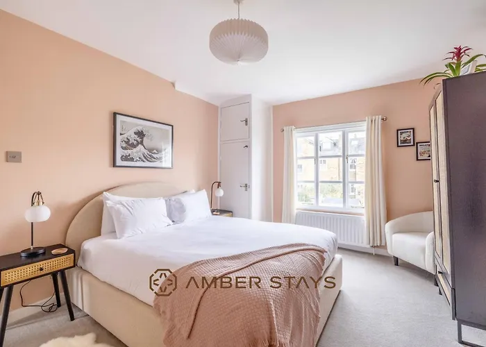 Cosy 3 Bed Cottage In Windsor, Perfect For Small Families & Couples, Sleeps 5!