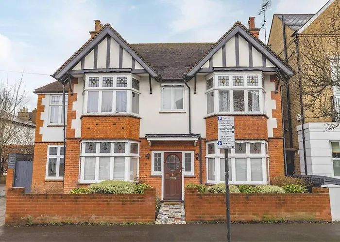 Spacious 5Br Home, Parking, Walk To Windsor