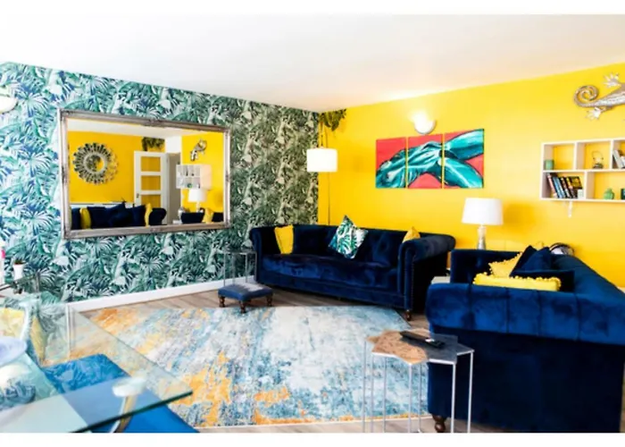 Pass The Keys Chic Apartment With Free Parking, 500M From Castle