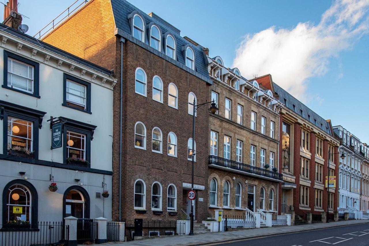 Elegant Close To Castle Apartment Windsor