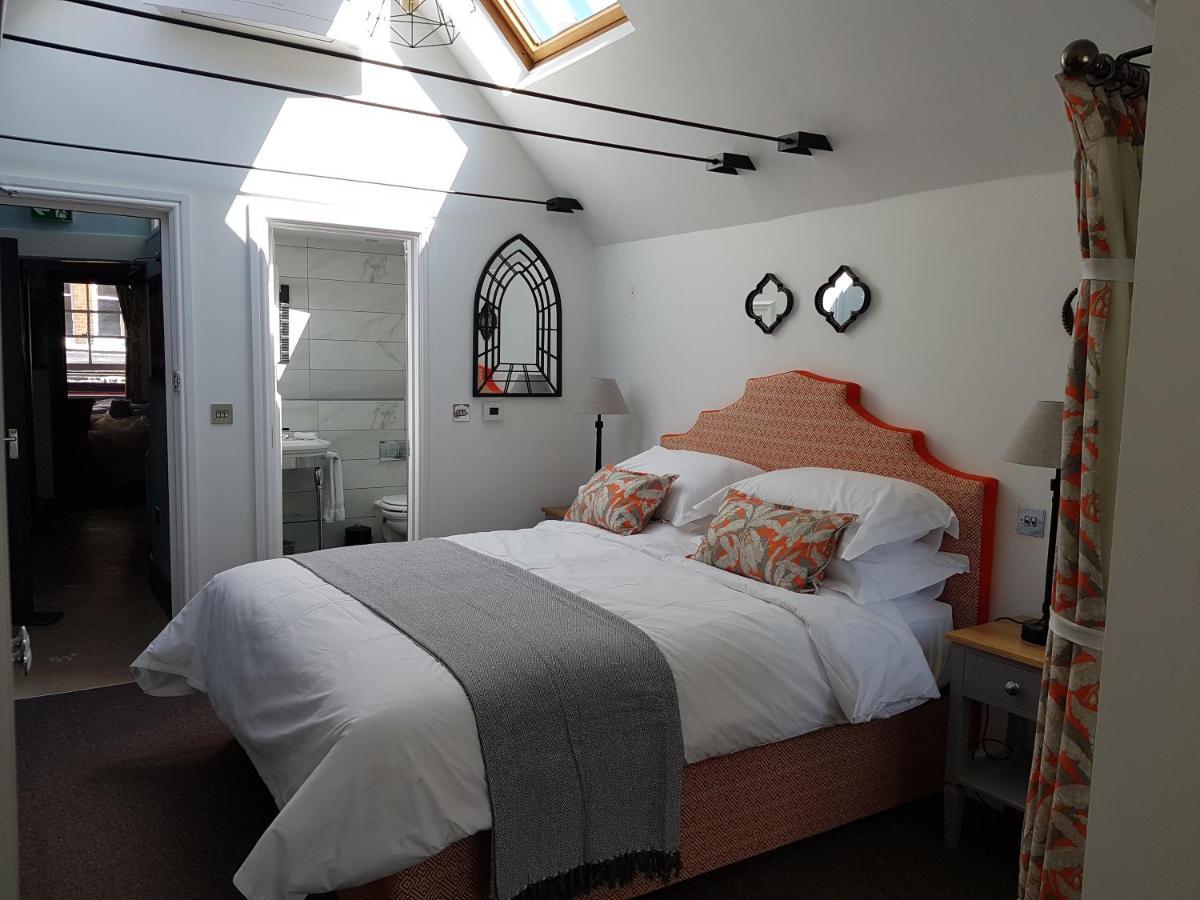Gilbey's Bar, Restaurant & Townhouse 5*