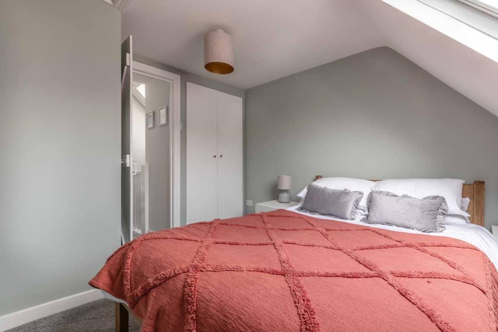 Charming In - Walk To Castle &shops! Holiday home Windsor
