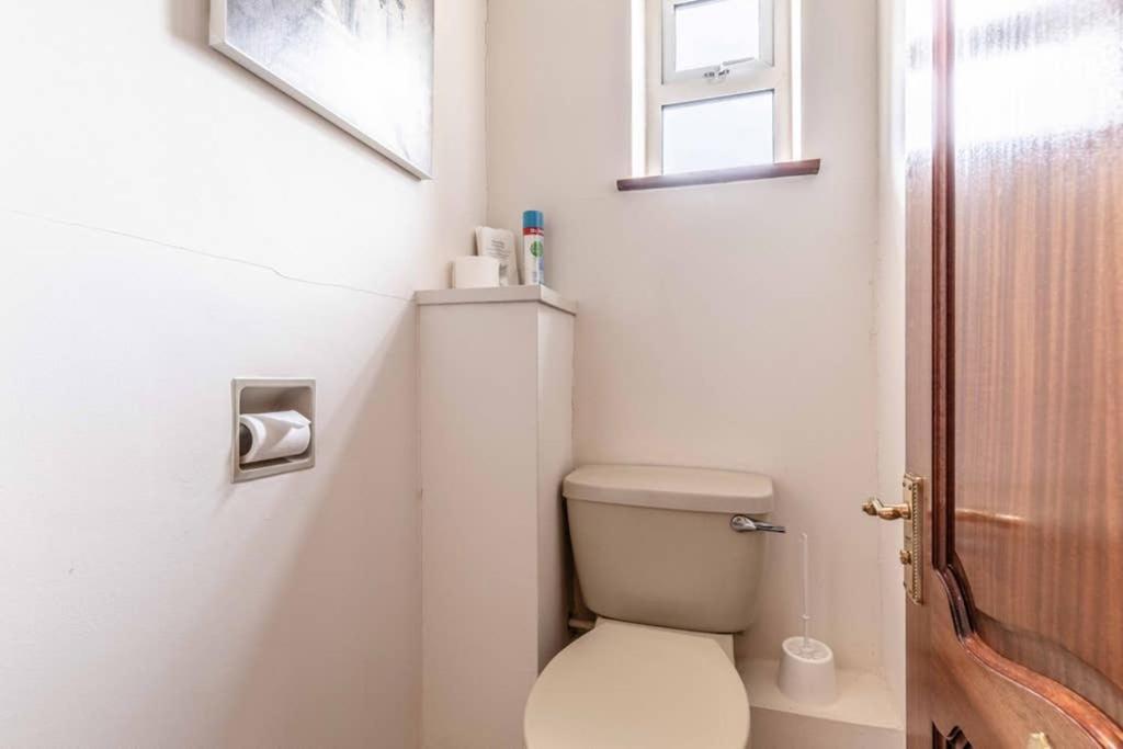 4 Bed 3 Baths In Windsor! Walk 2 The Sights! Legoland 5 Min Drive Holiday home *