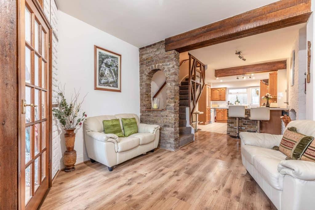 Holiday home 4 Bed 3 Baths In Windsor! Walk 2 The Sights! Legoland 5 Min Drive *