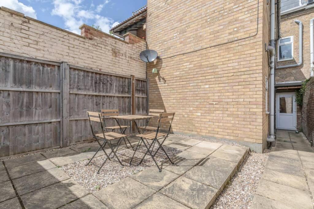 Stylish 5 Min Walk To Castle Apartment
