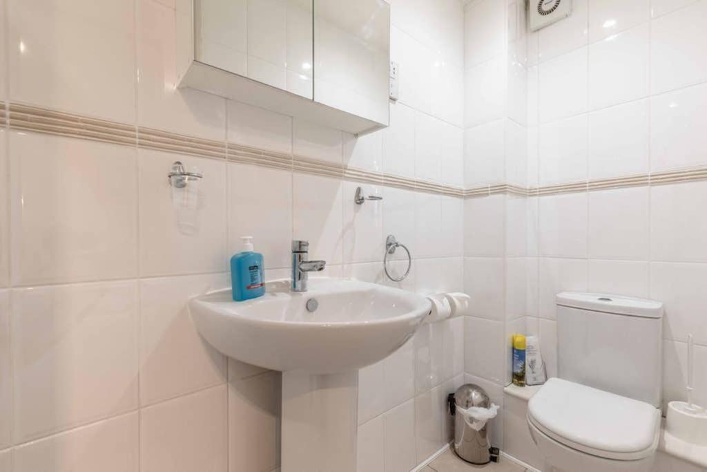 4 Bed 3 Baths In Windsor! Walk 2 The Sights! Legoland 5 Min Drive Holiday home Windsor