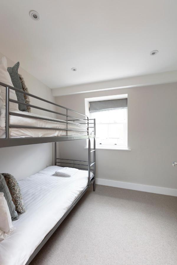 Immaculate Town House With Parking *
