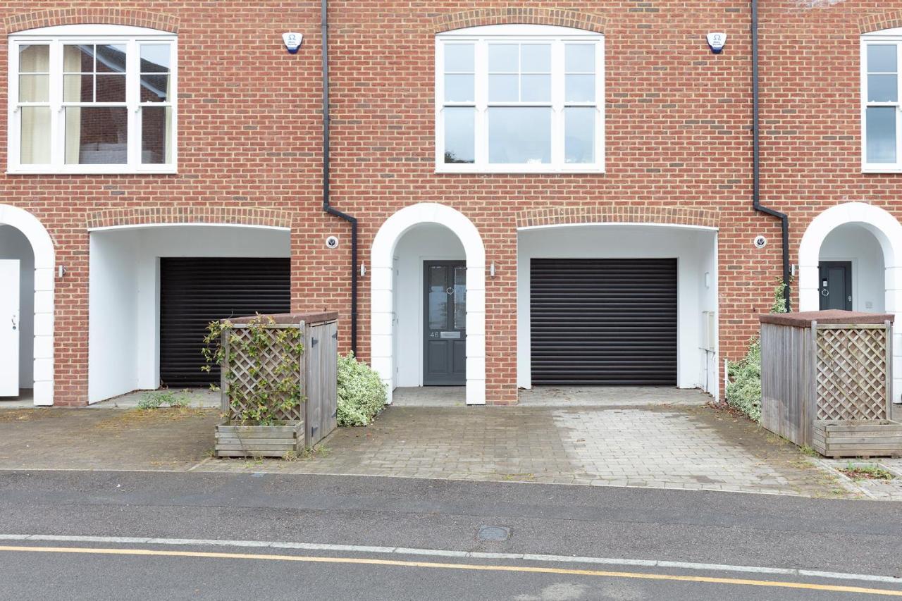 Immaculate Town House With Parking Holiday home *