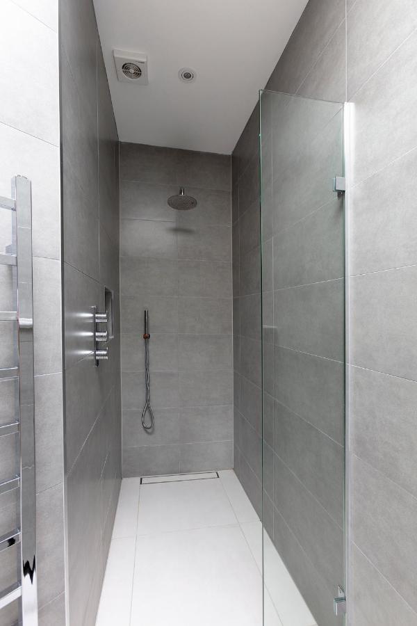 Immaculate Town House With Parking Holiday home *