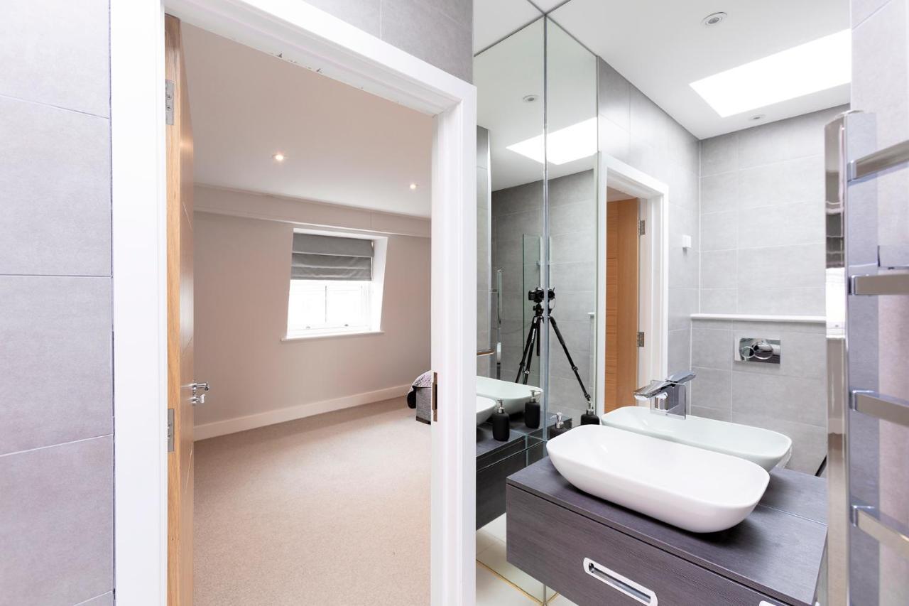 Holiday home Immaculate Town House With Parking Windsor