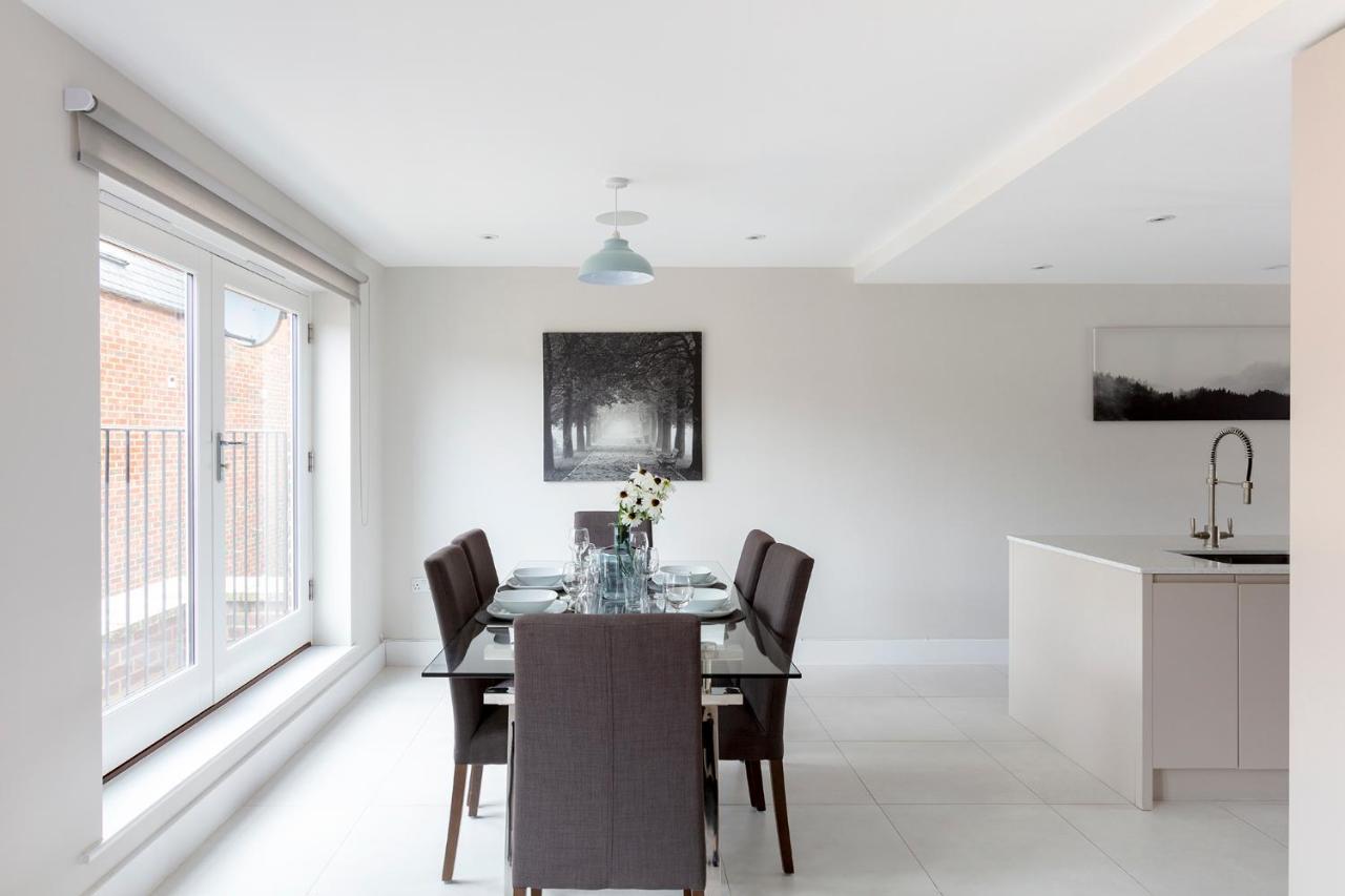 Immaculate Town House With Parking * Windsor