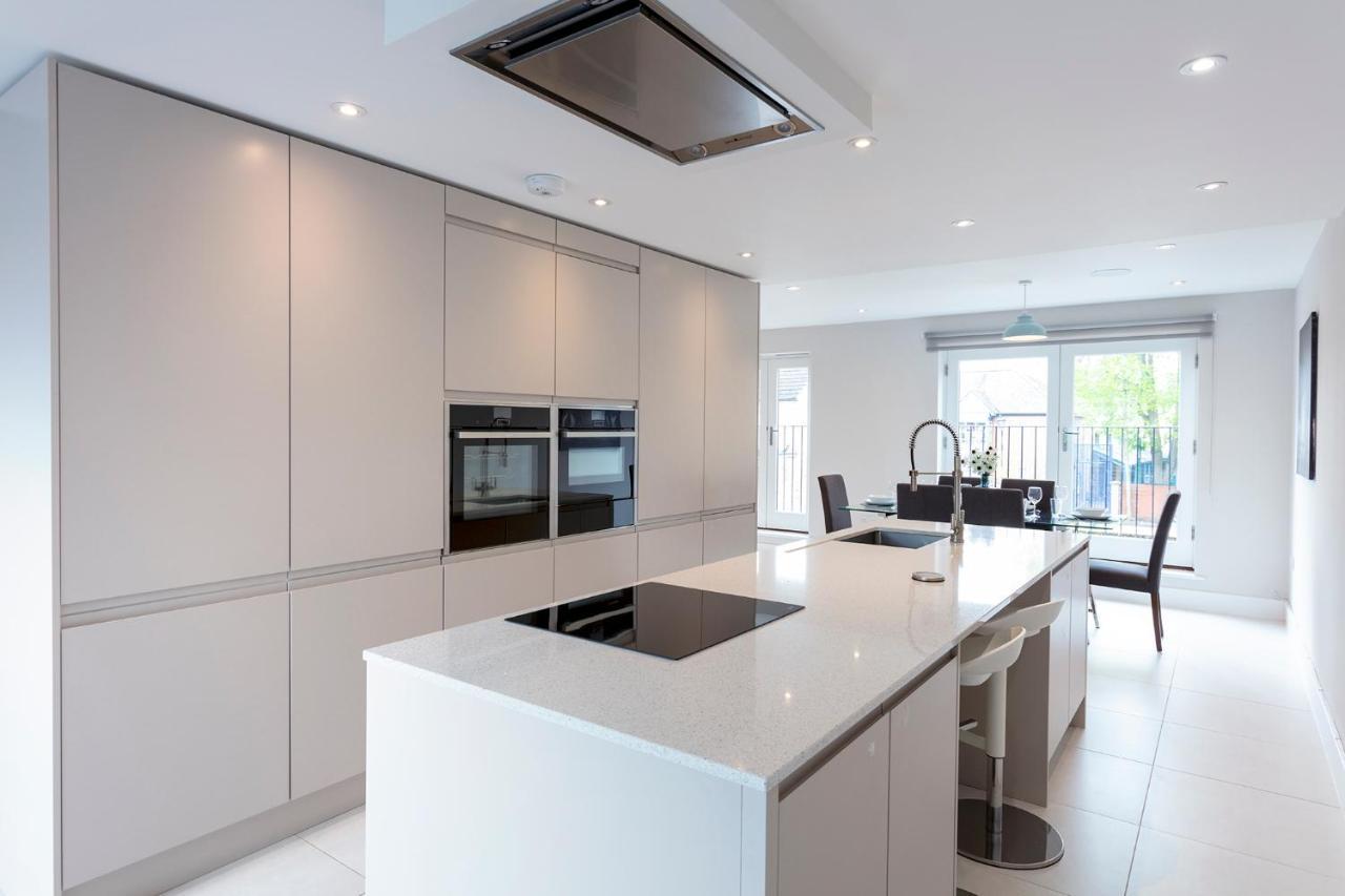 Immaculate Town House With Parking Holiday home *