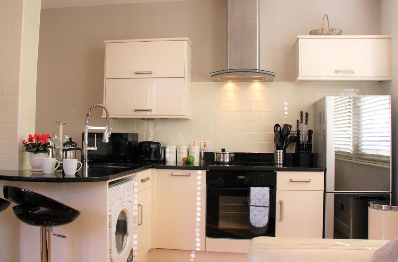 The Courtyard 2 Bedroom Apartments In Central Windsor With Parking *