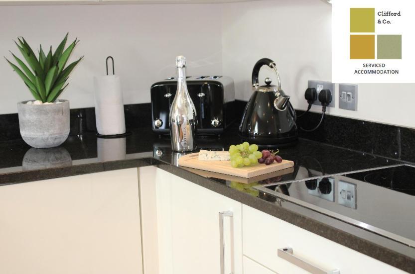 The Mulberry- Cliffordco Serviced Windsor, 1 Bedroom With Balcony And Free Parking Apartment Windsor