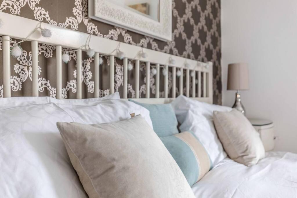 Town Centre Victorian Townhouse Sleeps 6 *