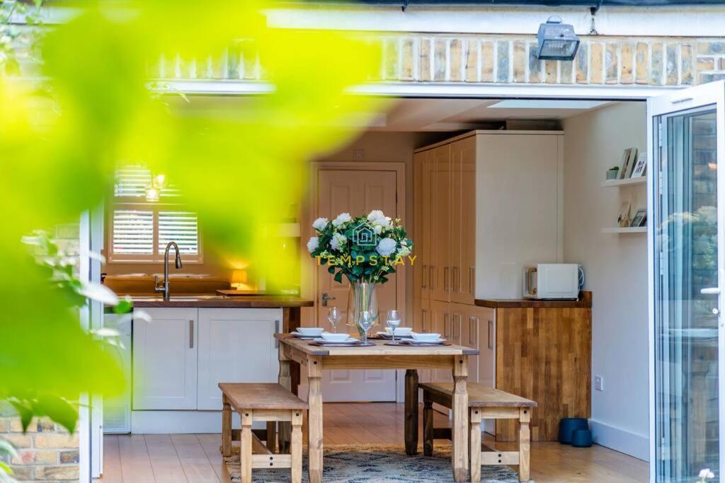 Stylish 3 Bed Cottage, Walk 2 Sights & High St Holiday home *